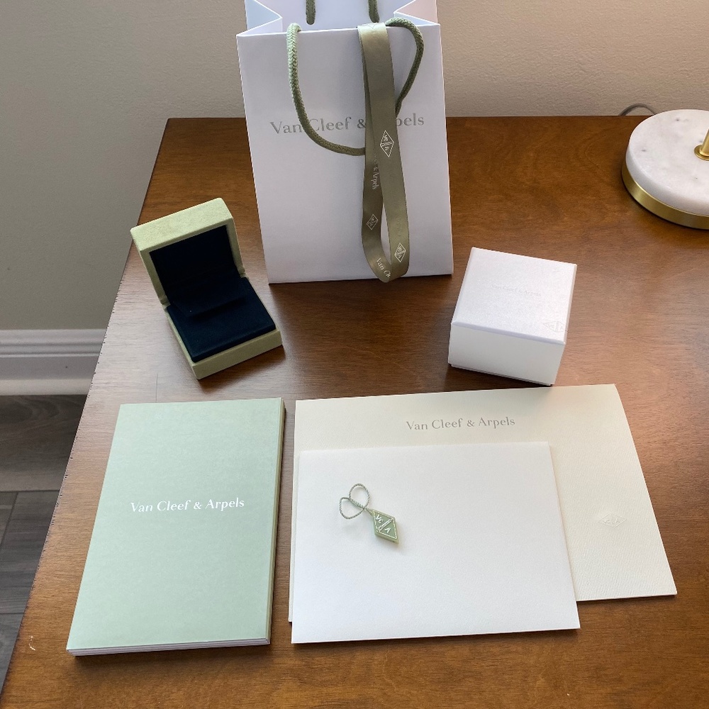 Van Cleef and Arpels packaging lot listing 3